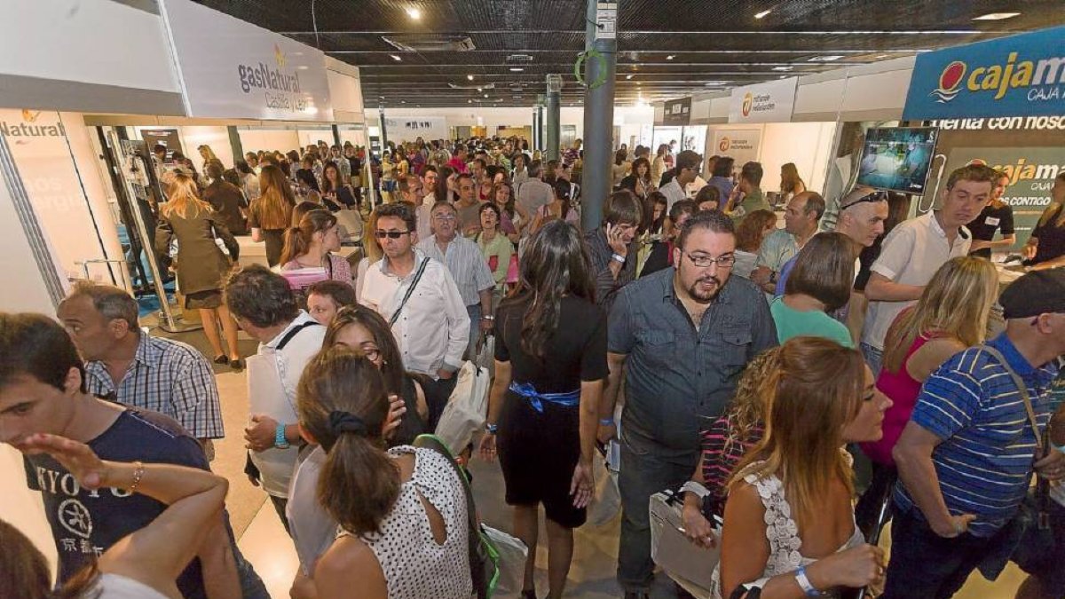 Decenas de aspirantes de empleo en os stands de las empresas participantes en la Feria del Empleo.-P. Requejo