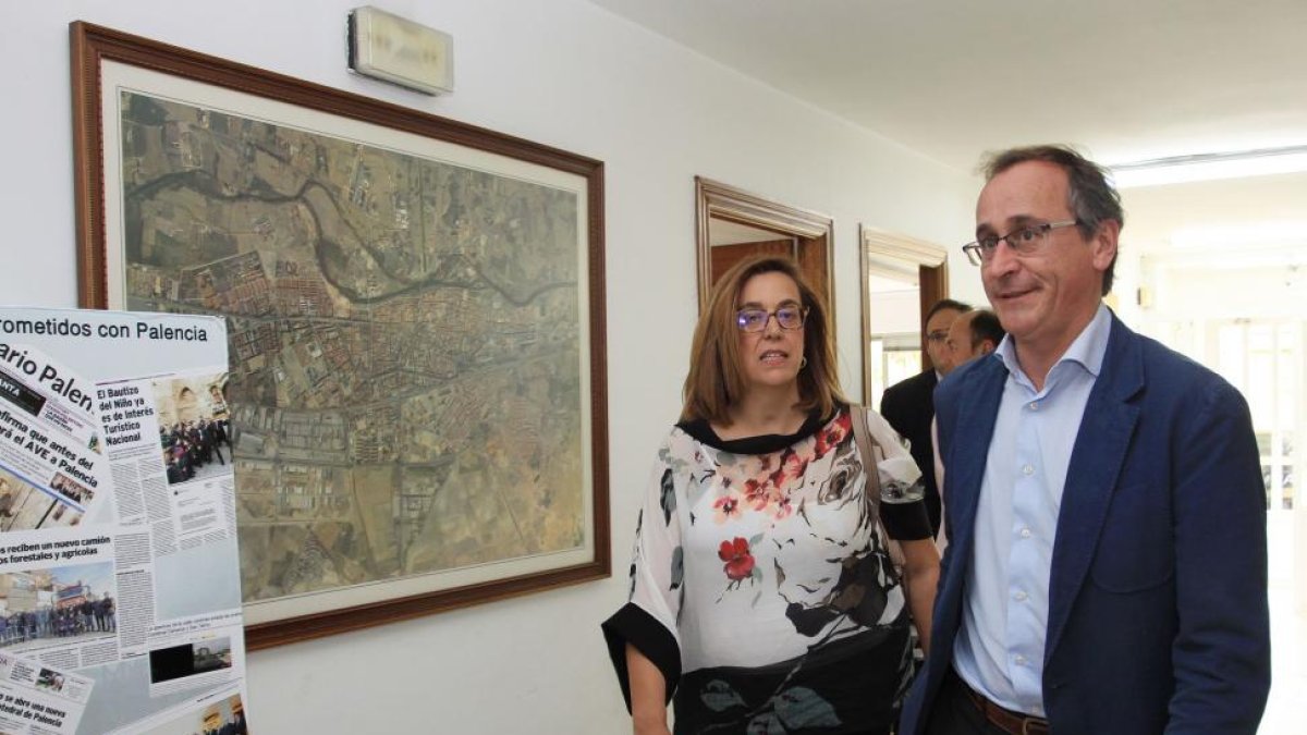 El presidente del PP en el País Vasco, Alfonso Alonso junto a la presidenta del partido en Palencia, Ángeles Armisén, en la sede del partido-Brágimo / ICAL