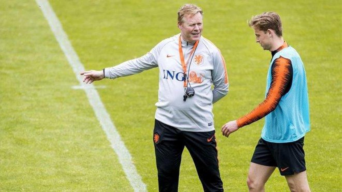Koeman charla con Frenkie de Jong durante el entrenamiento de la selección holandesa en Zeist.-EFE / KOEN VAN WEEL