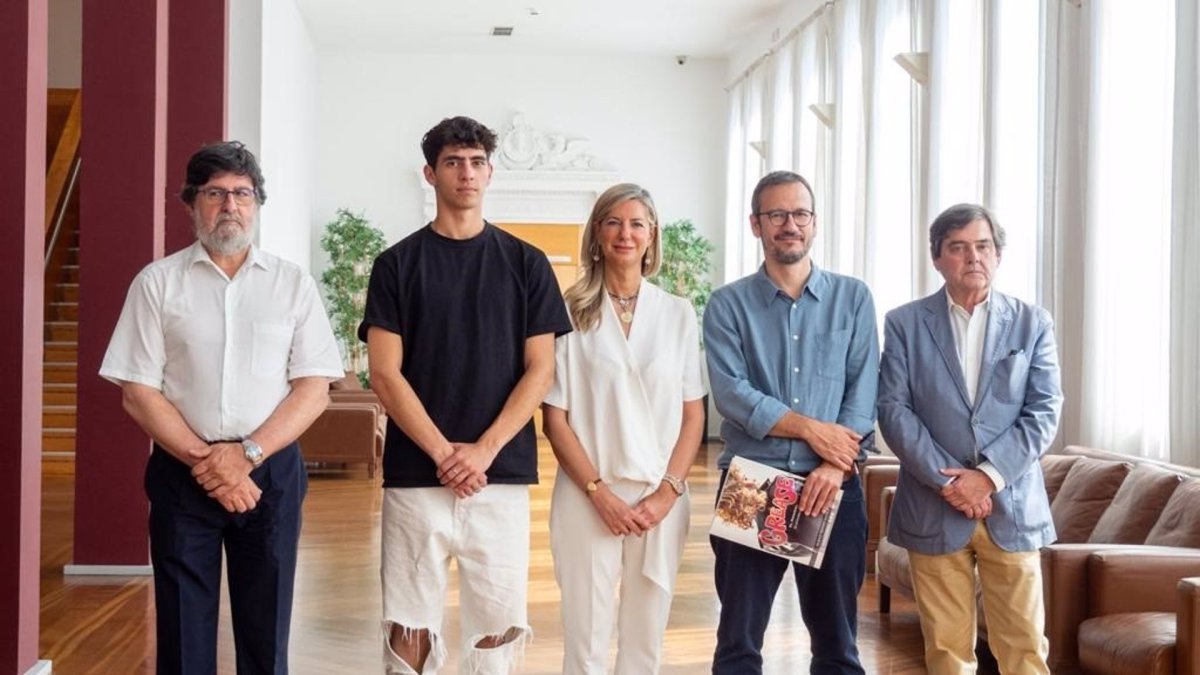 La concejala de Cultura y Educación, Irene Carvajal, y el director del Teatro Calderón Txema Viteri han presentado Grease, el Musical por el Ayuntamiento de Valladolid.- EUROPA PRESS