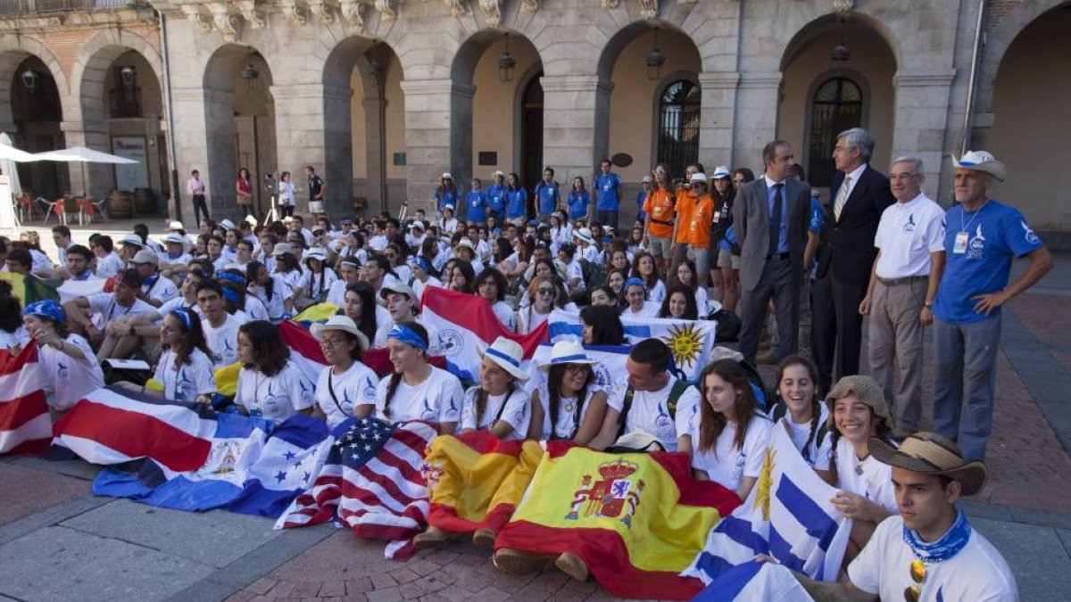 Los expedicionarios de la Ruta BBVA llegan a la ciudad de Ávila donde se suman a la celebración del V centenario de Santa Teresa y son recibidos en el Ayuntamiento de la capital-Ical