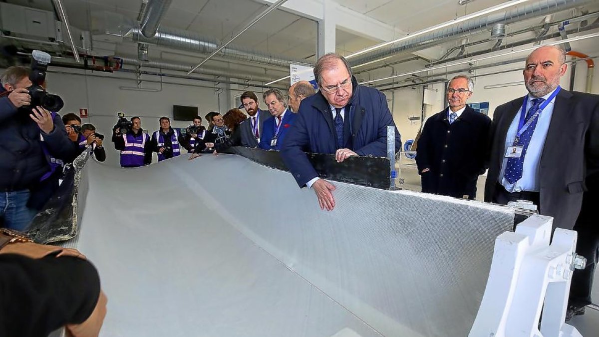 El presidente de la Junta, en el centro, en el exterior de las instalaciones de LM en Ponferrada.-ICAL