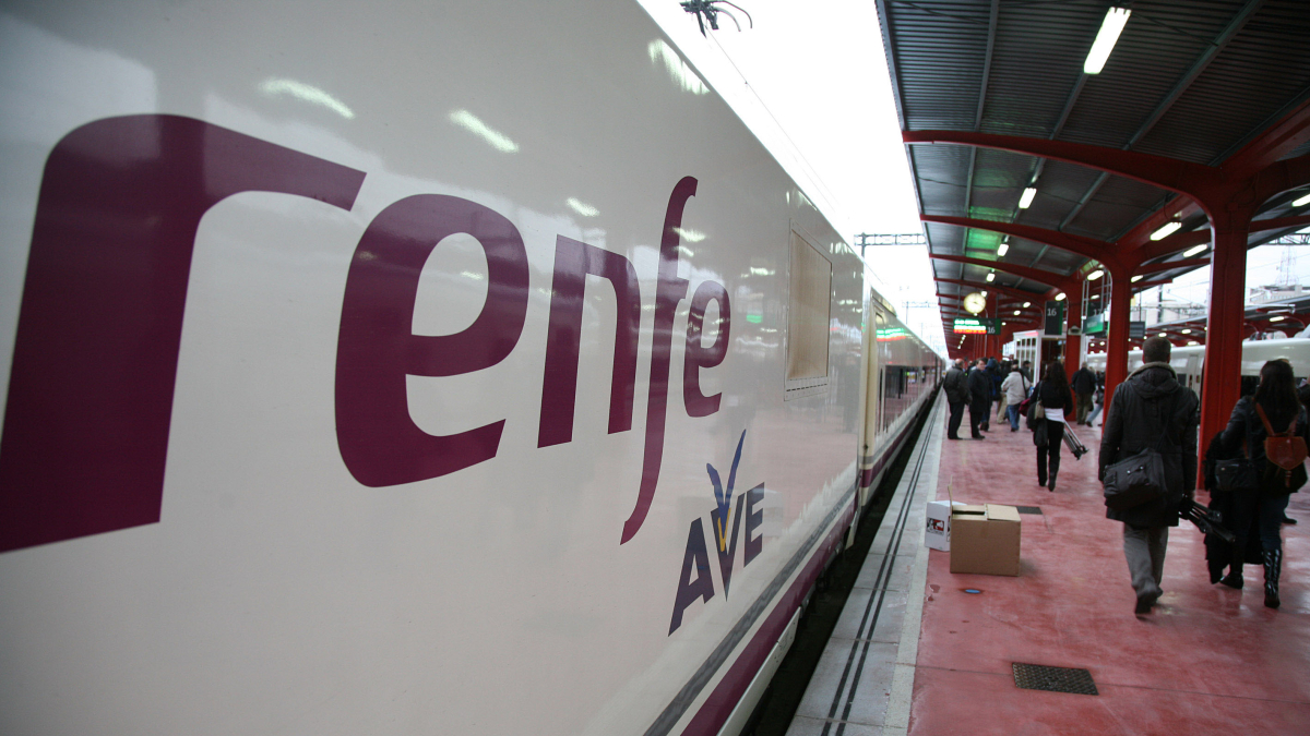 El AVE en la estación de trenes de Chamartín de Madrid. - ICAL