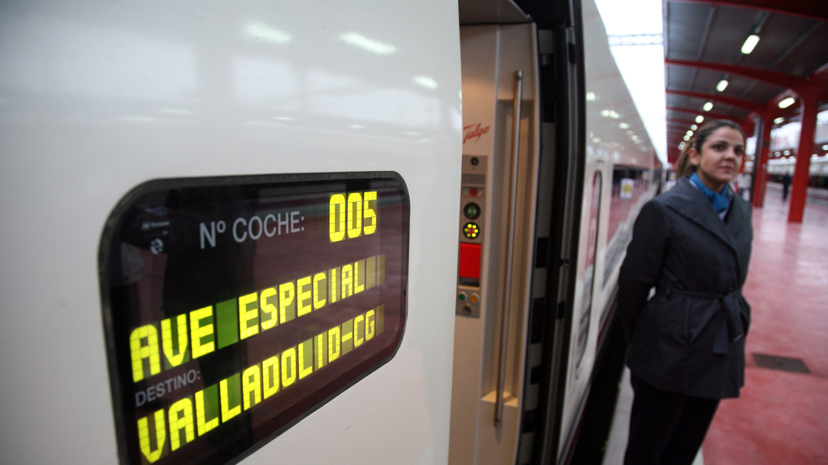 El AVE en la estación de trenes de Chamartín de Madrid. - ICAL