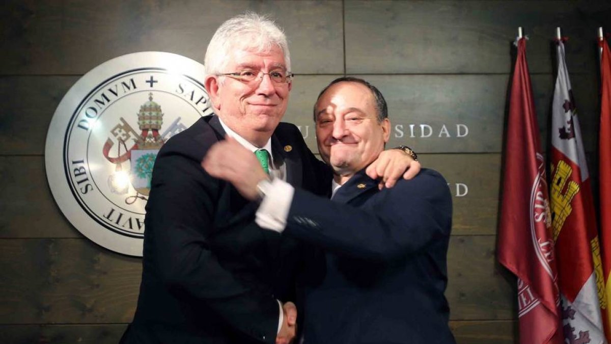 El rector de la Universidad de Valladolid, Daniel Miguel San José, y el rector de la Universidad de León, José Ángel Hermida, firman el acuerdo para la constitución del Aula Confucio de la UVa.-ICAL