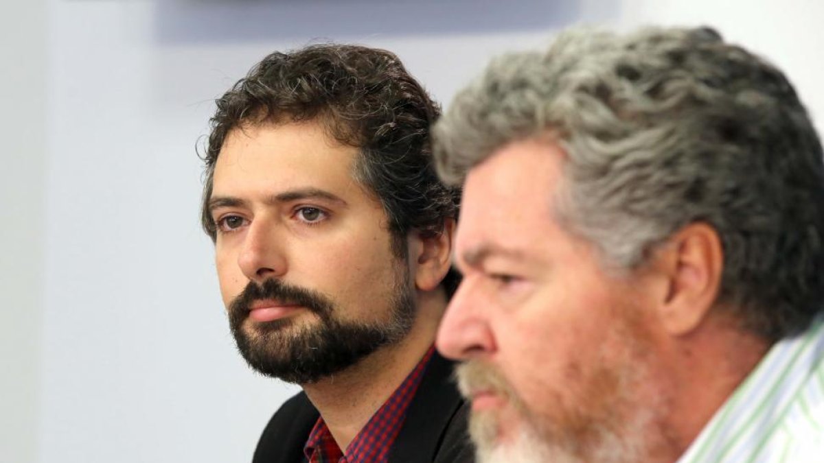 El procurador de IU-Equo, José Sarrión y el diputado de Euo por Unidos Podemos, Juan López de Uralde.-ICAL