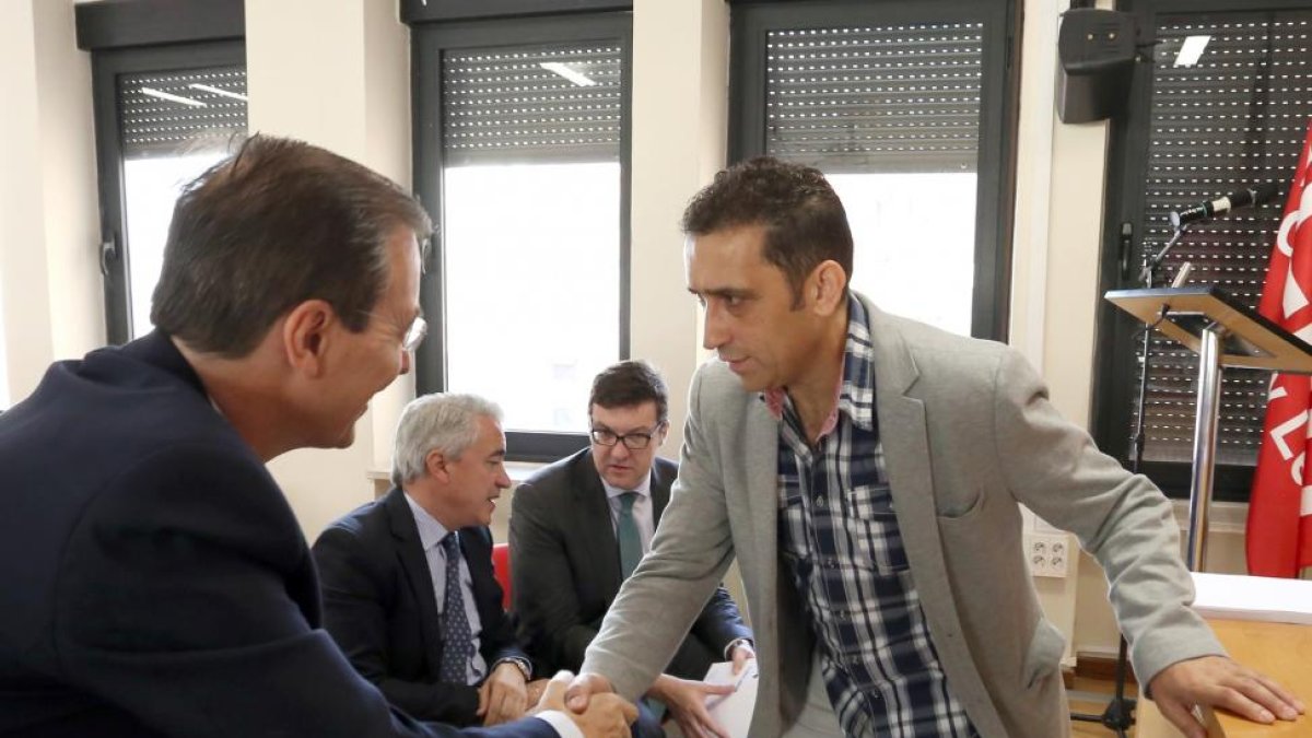 El secretario general de CCOO Castilla y León, Vicente Andrés, saluda al presidente del CES, Germán Barrios (I), antes de inaugurar un Seminario Internacional sobre Diálogo Social-ICAL