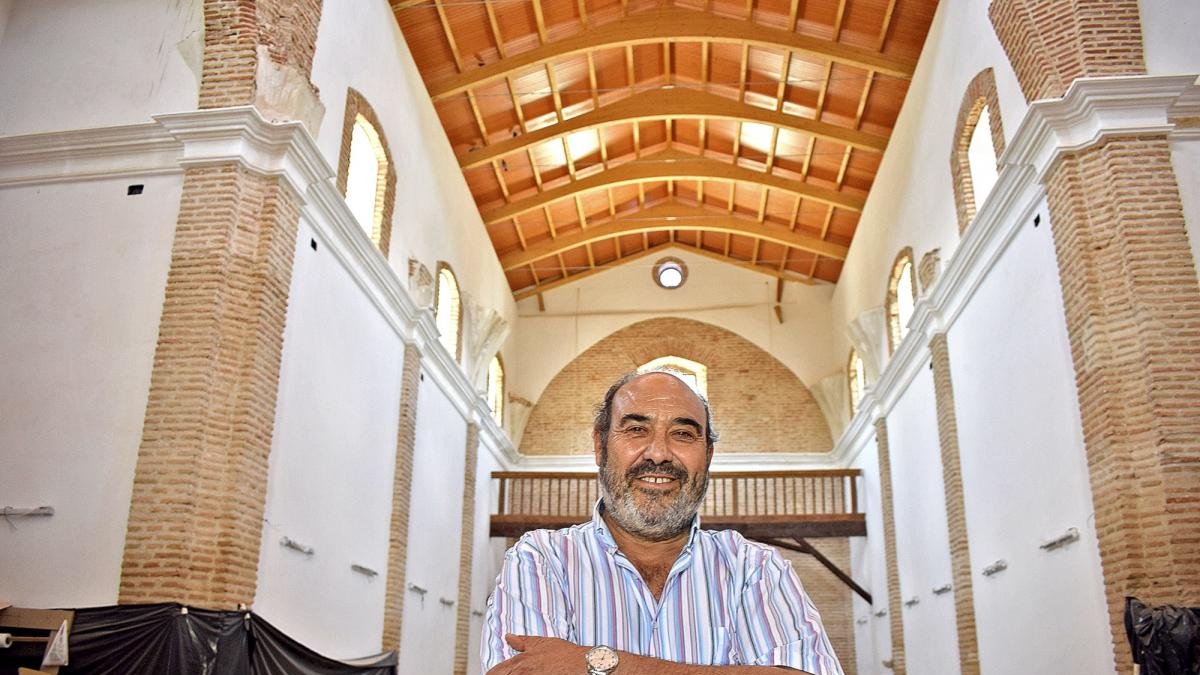 Javier Sanz Cantalapiedra, en el interior de la antigua iglesia de la Orden Tercera, en obras, que pronto se convertirá en un espacio cultural en torno al vino.-ARGICOMUNICACIÓN