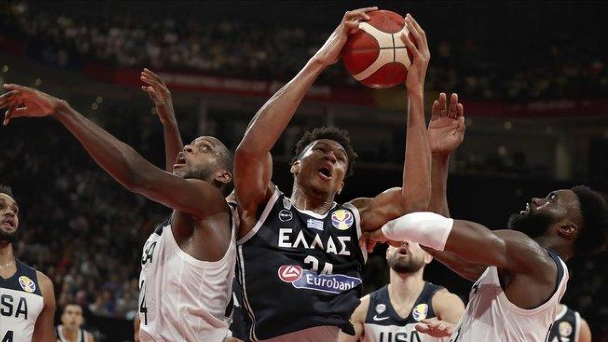 Antetokounmpo intenta controlar el balón entre Middleton y  Brown.-HAN GUAN (AP)