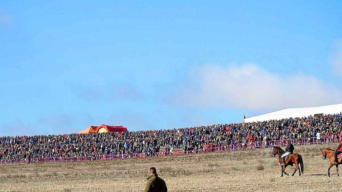 La Cuesta de los Picos se volverá a poblar mañana con miles de aficionados a las carreras de galgos.-LEONARDO DE LA FUENTE