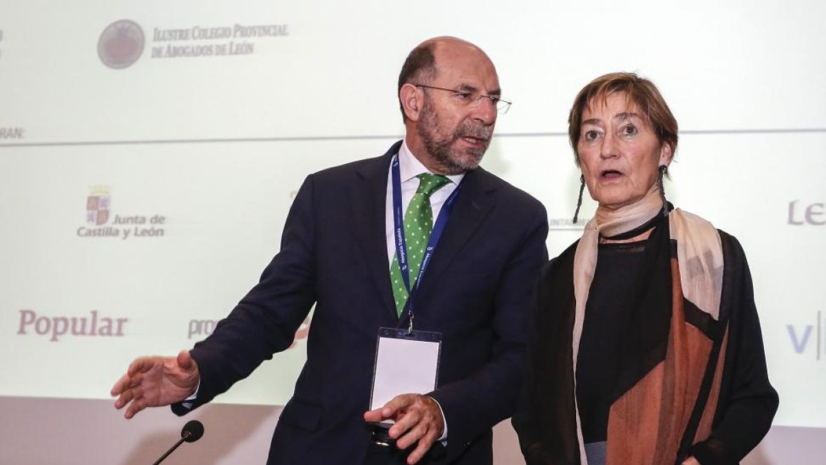 El decano del Colegio de Abogados de León, José Luis Gorgojo, junto a Victoria Ortega.-ICAL