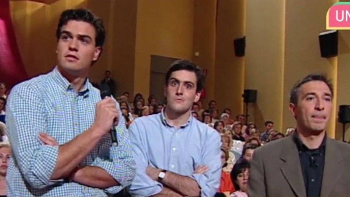 Pedro Sánchez, micrófono en mano, interviene en el programa Moros y Cristianos, que presentaba Xavier Sardà (derecha), en 1997.-EL PERIÓDICO