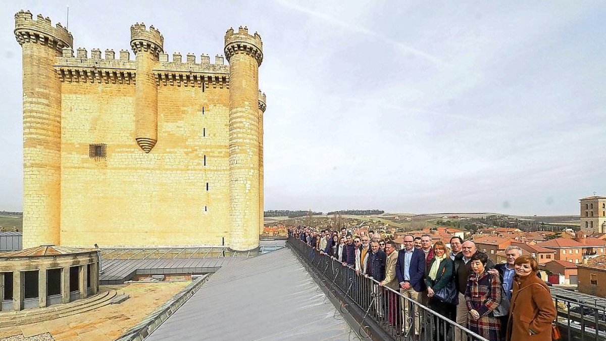 Los alcaldes y concejales de los distintos pueblos de la provincia en el castillo de Fuensaldaña.-J.M. LOSTAU