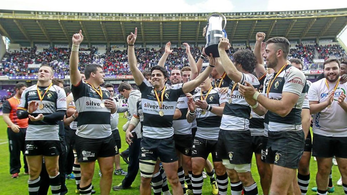 Los jugadores del SilverStorm El Salvador celebran la victoria en la final de la Copa del Rey de 2016.-J. M. LOSTAU
