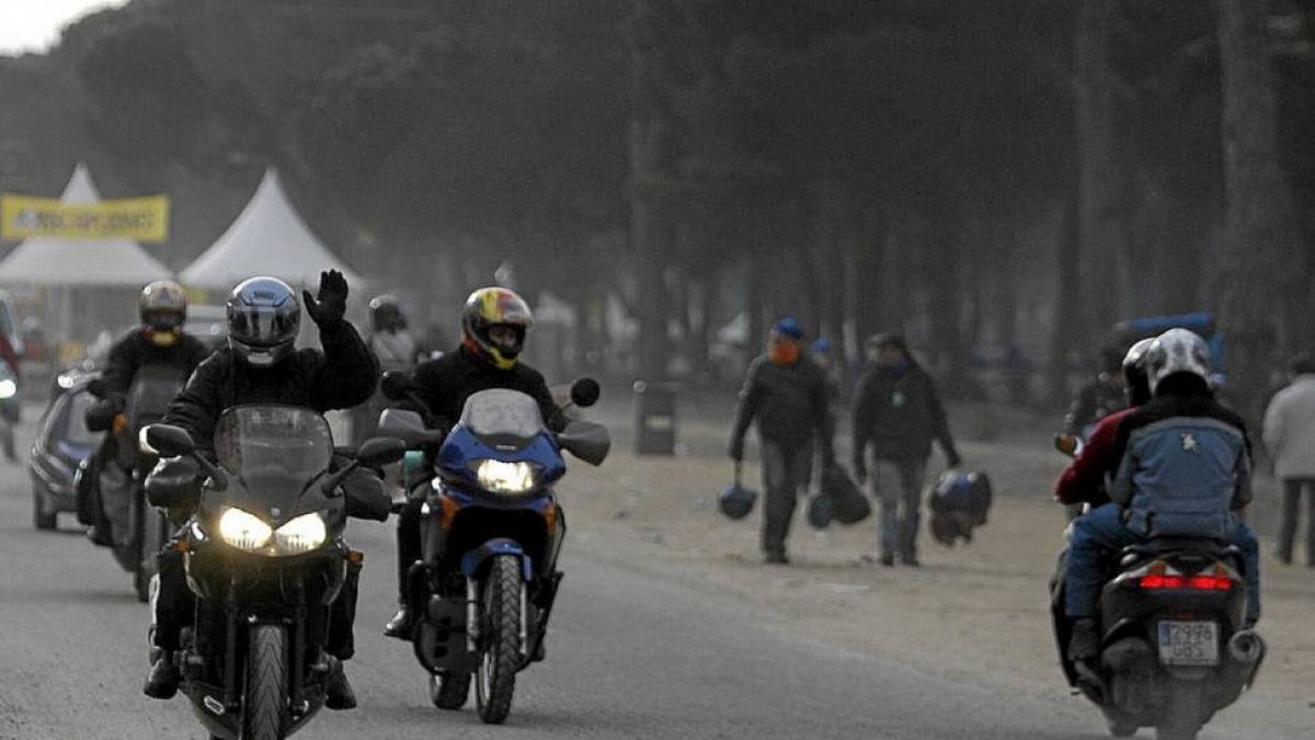 Motoristas de Pingüinos en la zona de acampada de Puente Duero en una pasada edición-M. ÁLVAREZ