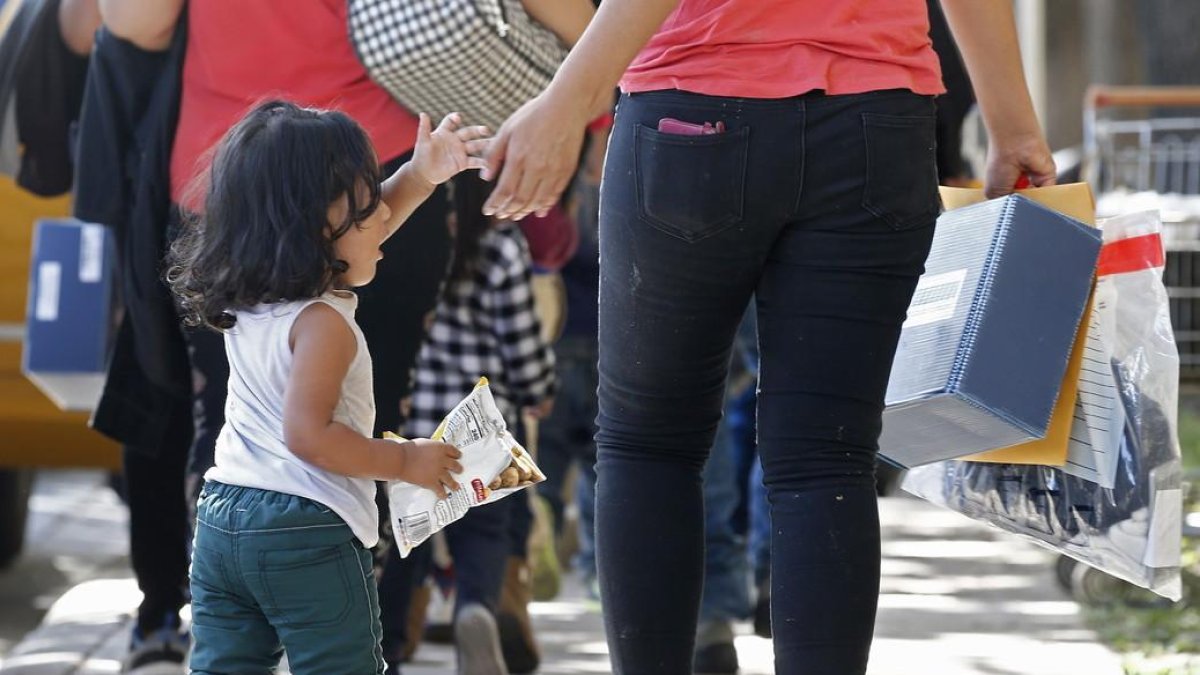 Familias de migrantes son procesadas en la Estación Central de Autobuses de McAllen, en Texas. /-LARRY W. SMITH (EFE)