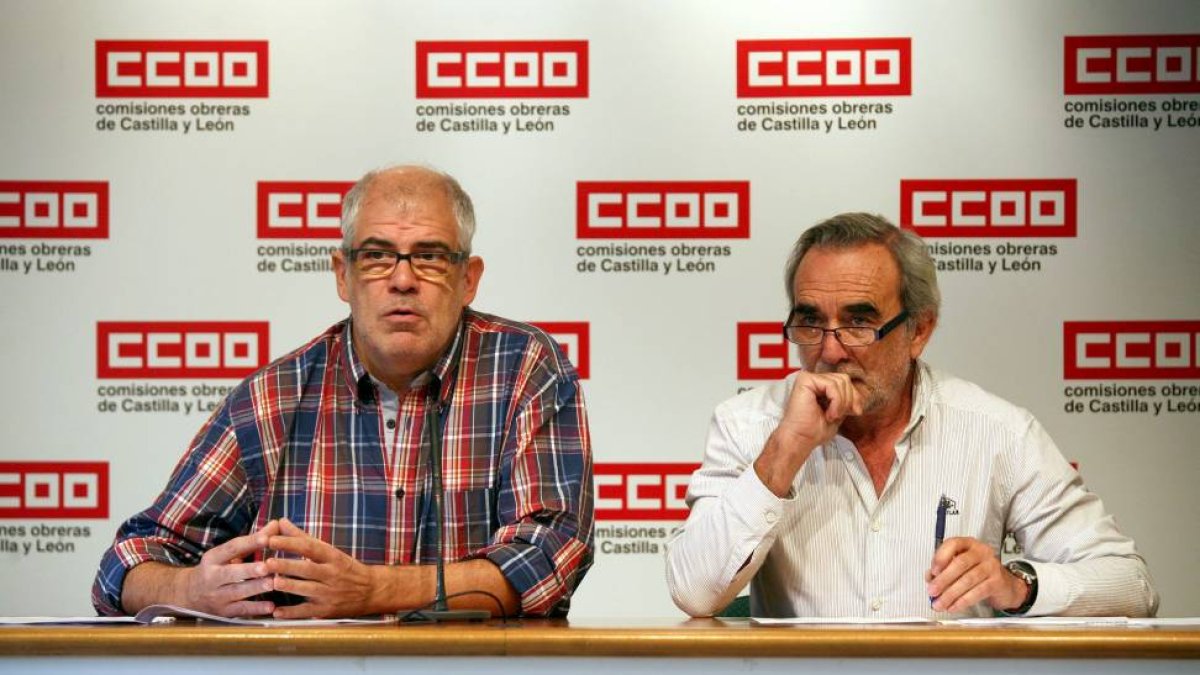 CCOO analiza los Presupuestos Generales de la Comunidad de Castilla y León en materia sanitaria. En la imgen, Carlos Castedo (I), secretario de Estudio, y Jaime Redondo (D), secretario de Acción Sindical de la Federación de Sanidad-Ical