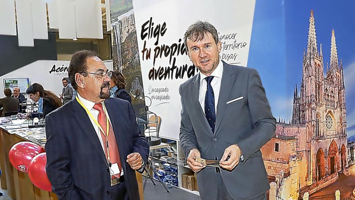 El alcalde de Burgos, Javier Lacalle, a la derecha.-J. M. LOSTAU