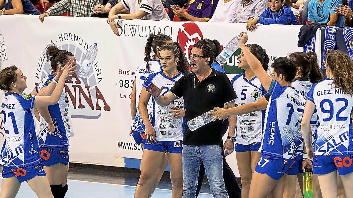 Miguel Ángel Peñas da instrucciones a sus jugadoras.-MIGUEL ÁNGEL SANTOS