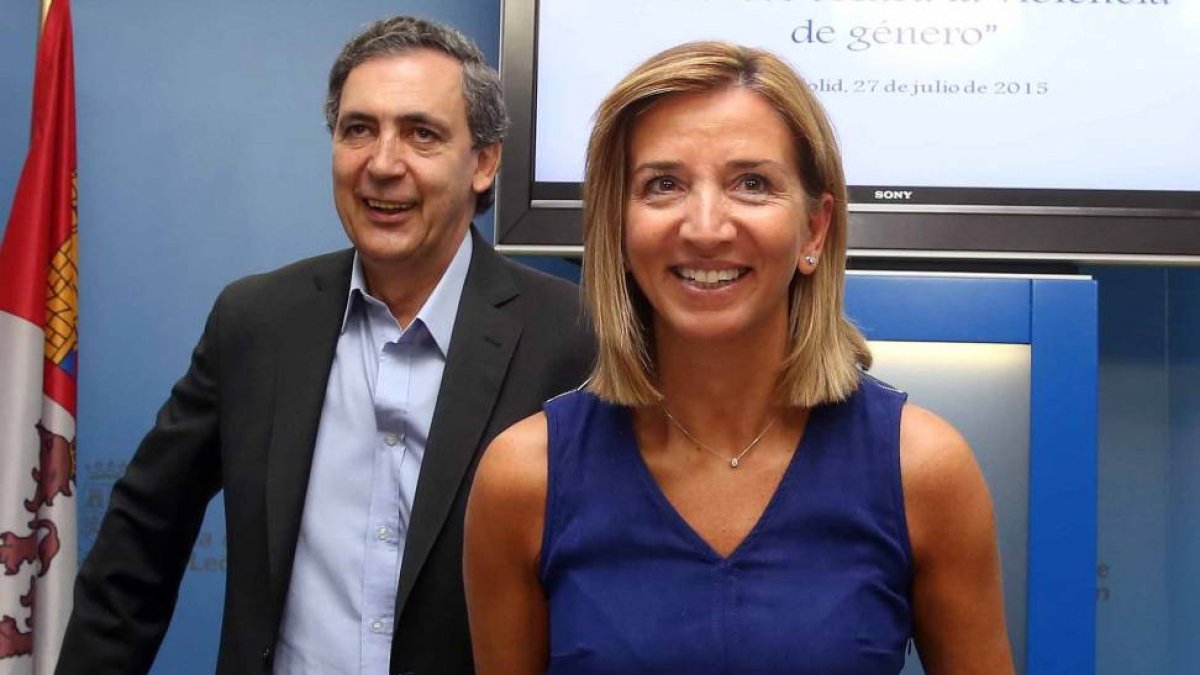 La consejera de Familia e Igualdad de Oportunidades, Alicia García, inaugura la jornada 'Avances contra la violencia de género Proyecto PAWLA', junto al secretario de la Consejería, Jesús Fuertes.-ICAL