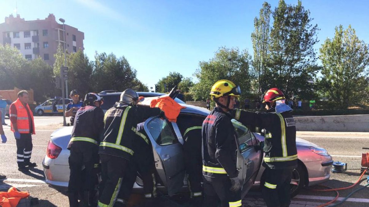 Los bomberos rescatan al hombre de 39 años en el lugar del accidente.-EL MUNDO