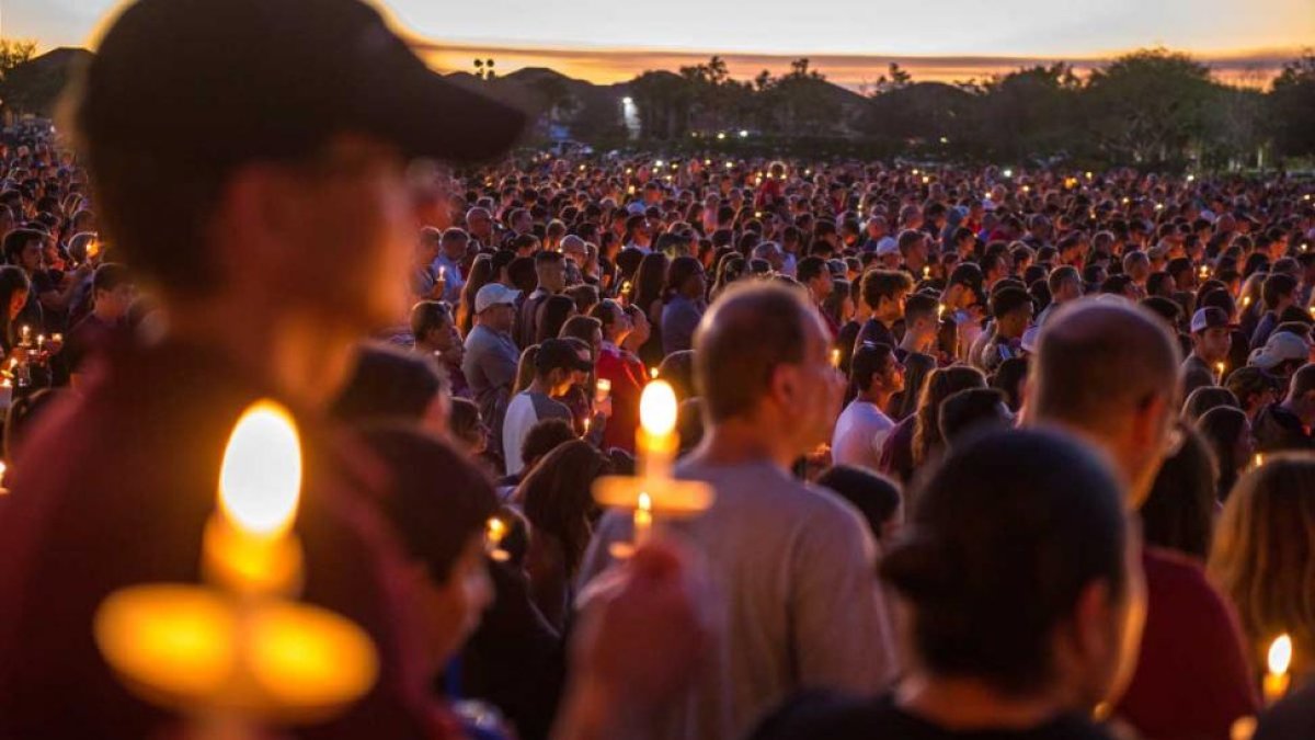 Miles de personas se reunieron en recuerdo de las 17 víctimas mortales de la matanza perpetrada por Nikolas Cruz.-EFE