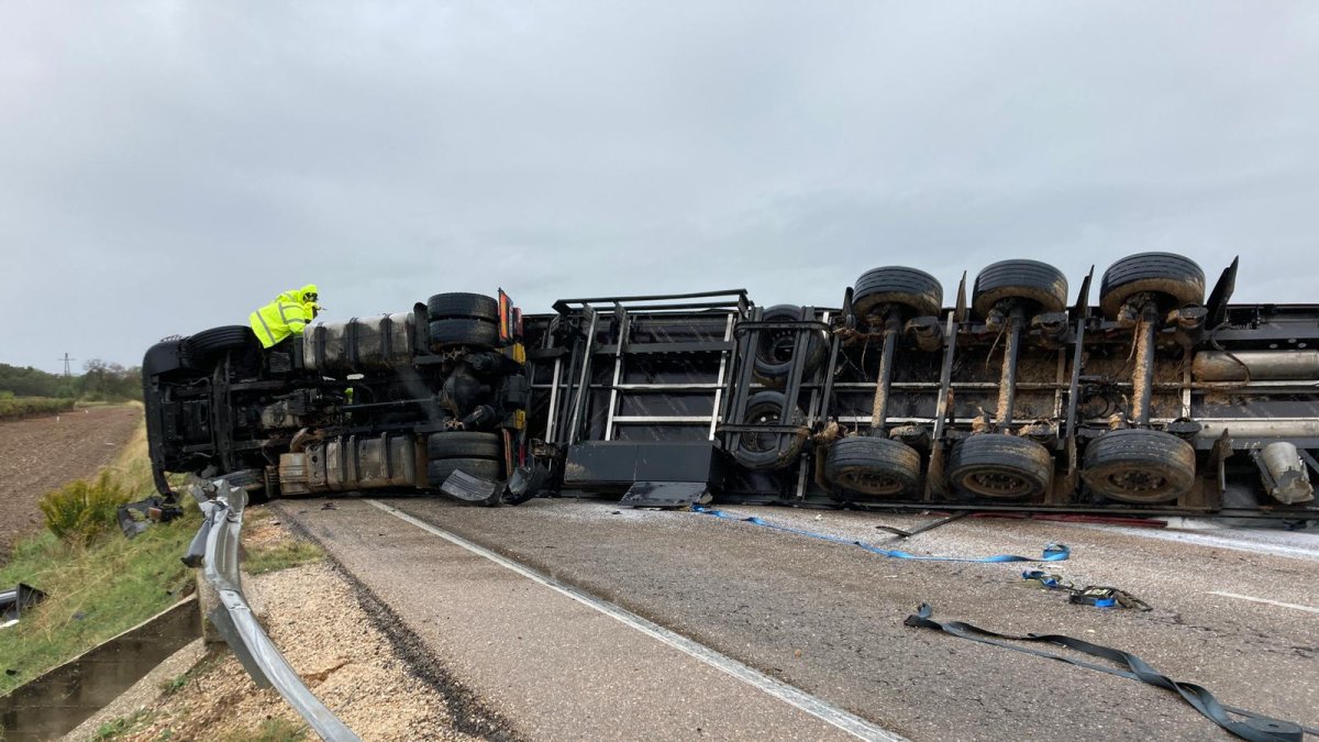 Vuelco de un camión en la N-122 a la altura de Castrillo de Duero en Valladolid.- BOMBEROS DIPUTACIÓN