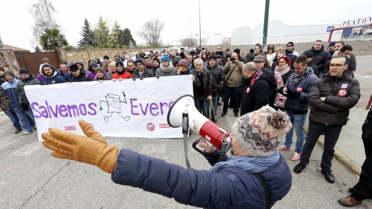 Concentración de los trabajadores de Everest frente a la fábrica-Ical