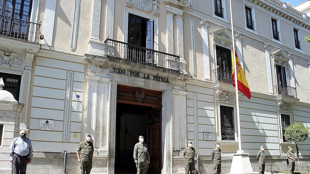 Homenaje a los fallecidos del Covid ante la fachada del Palacio Real, en l a plaza de San Pablo. ICAL