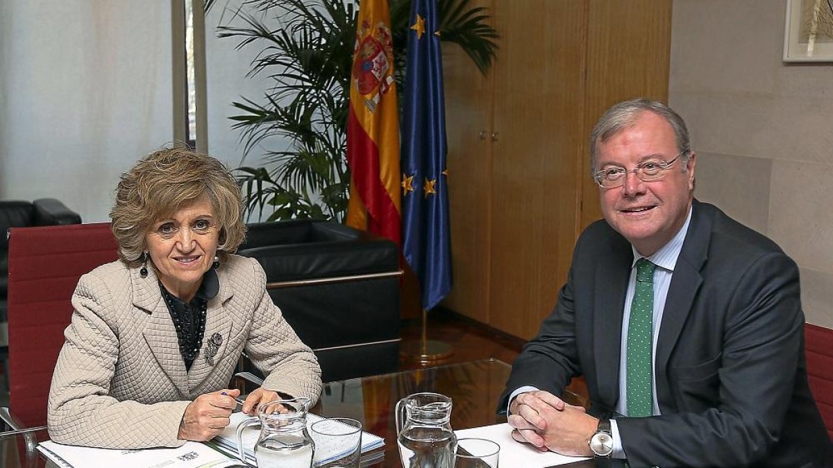 La ministra de Sanidad y el alcalde de León, durante la entrevista que mantuvieron en Madrid.-ICAL