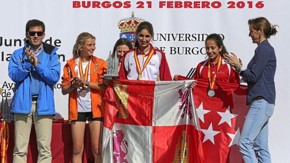 Ángela Viciosa levanta la bandera de Castilla y León en el podio.-M. ÁLVAREZ