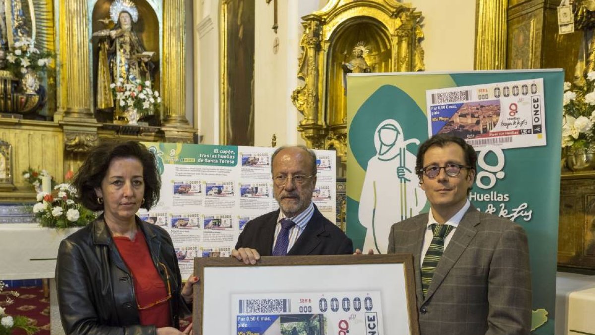 El alcalde de Valladolid, Francisco Javier León de la Riva; la concejala de Cultura, Mercedes Cantalapiedra, y el delegado territorial de la ONCE, Ismael Pérez Blanco, presentan el cupón-Ical