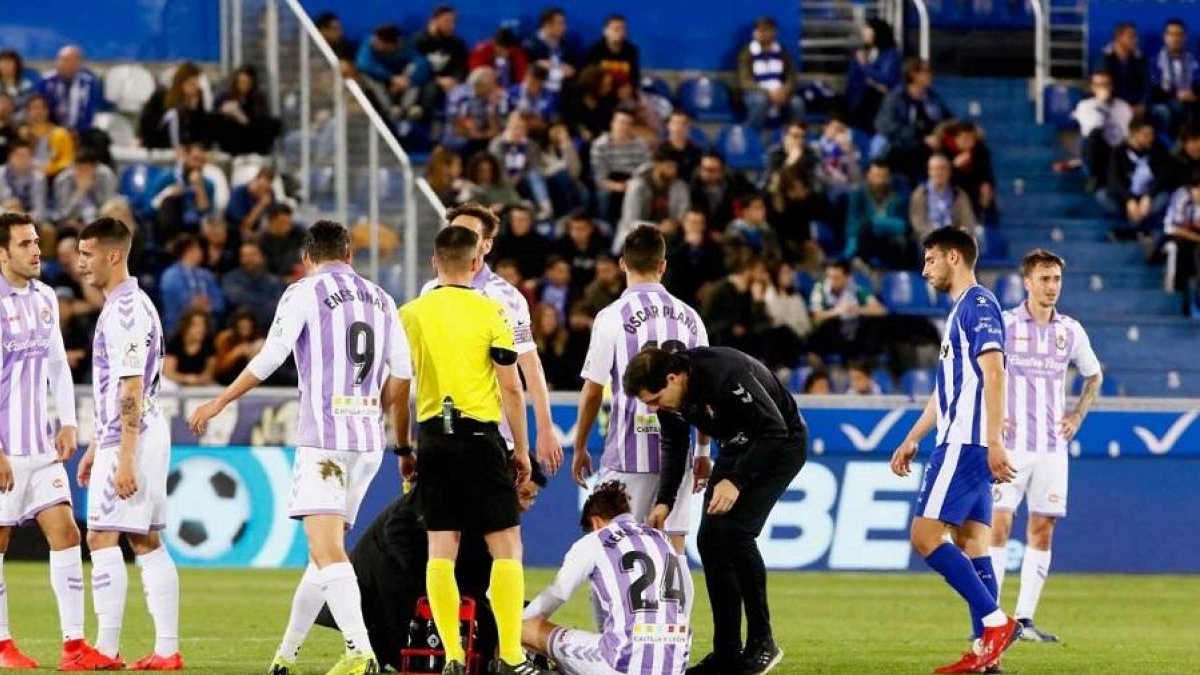 Keko es atendido en Mendizorroza de unas molestias que le impidieron seguir jugando.-PHOTODEPORTE