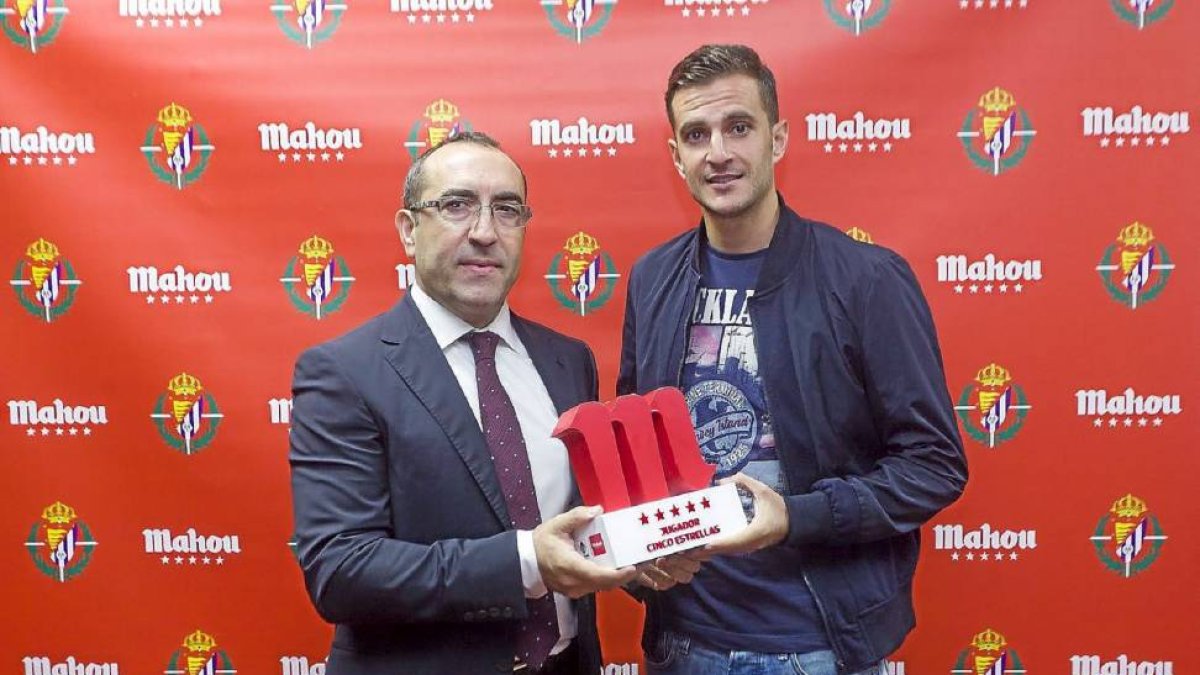 Juan Villar (d.) recoge el premio como mejor jugador de agosto.-Pablo Requejo