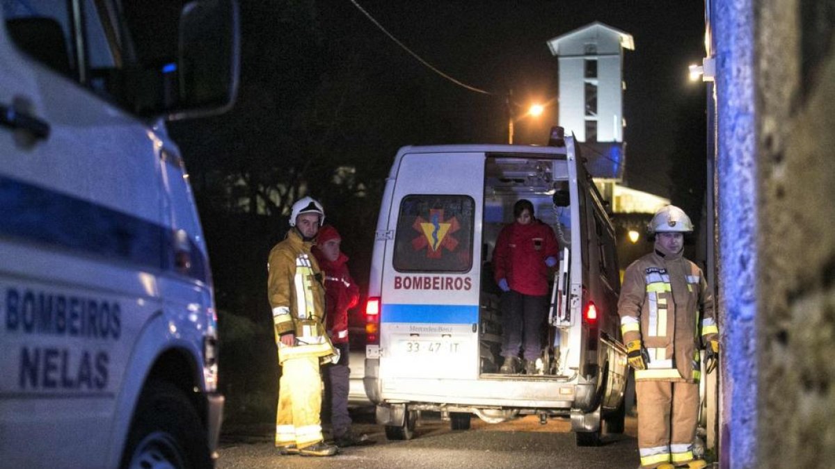 Bomberos y personal de emergencias en Vila Nova de Rainha.-AFP