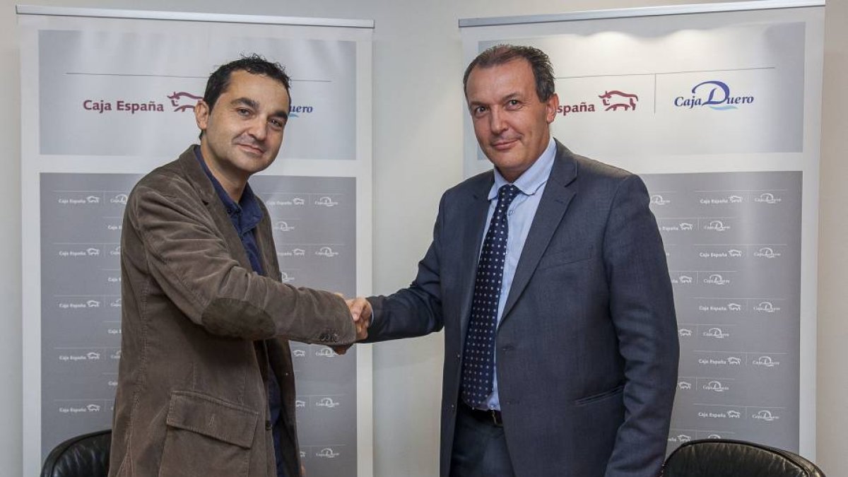 El delegado territorial en Castilla y León del Colegio de Ingenieros de España, Íñigo García Villafranca, y el director de Banca Minorista de Caja España-Duero, José Alberto Gurrionero, firman el convenio-Ical