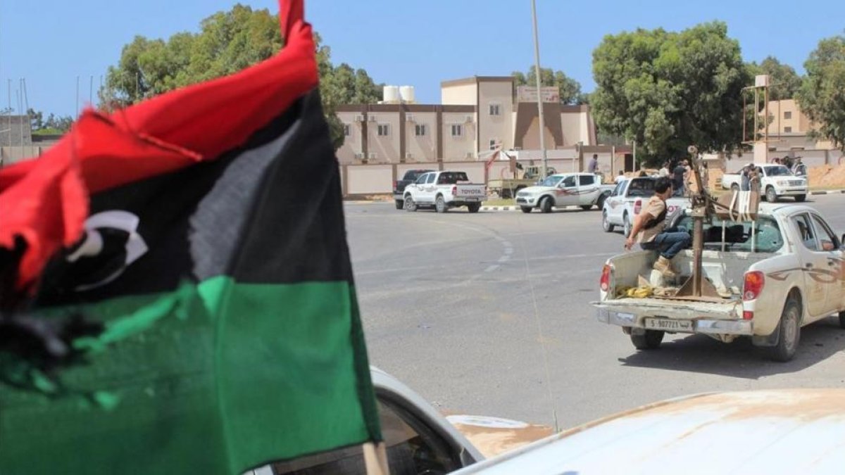 Fuerzas alineadas con el nuevo Gobierno de unidad avanzan por una carretera en Sirte, este viernes.-REUTERS