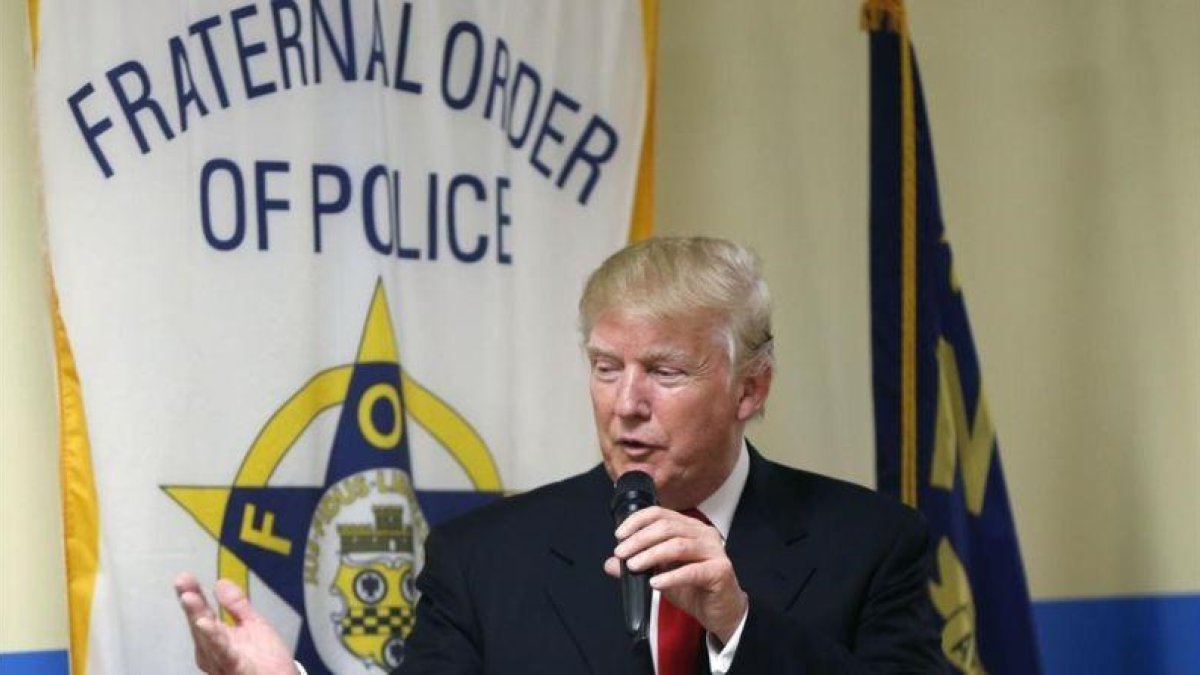 Trump habla ante una cofradía policial en un acto electoral en Statesville (Carolina del Norte), el 18 de agosto.-AP / GERALD HERBERT