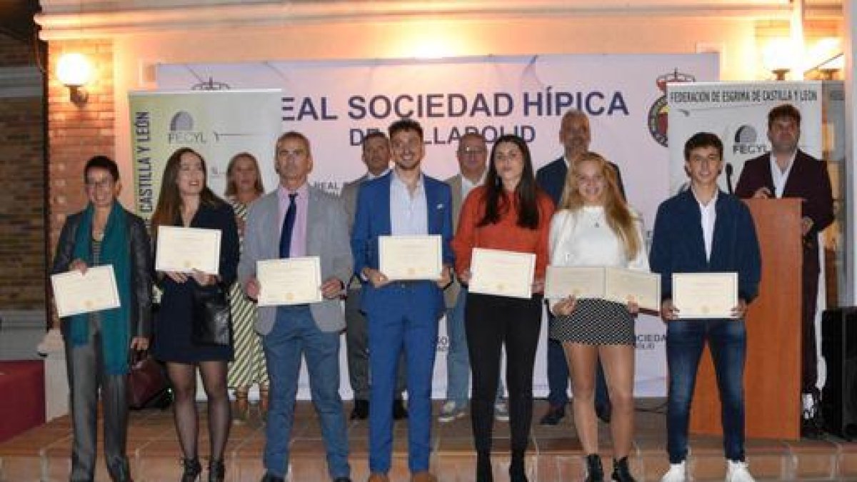 Foto de familia de los premiados en la gala de la Esgrima regional. / E. M.