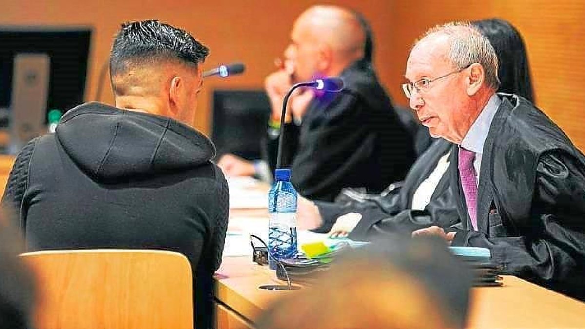 El soldado vallisoletano Félix Daza, de 30 años, se dirige a su abogado, Julián de Martín, en una de las sesiones del juicio con jurado.-CANARIAS TV