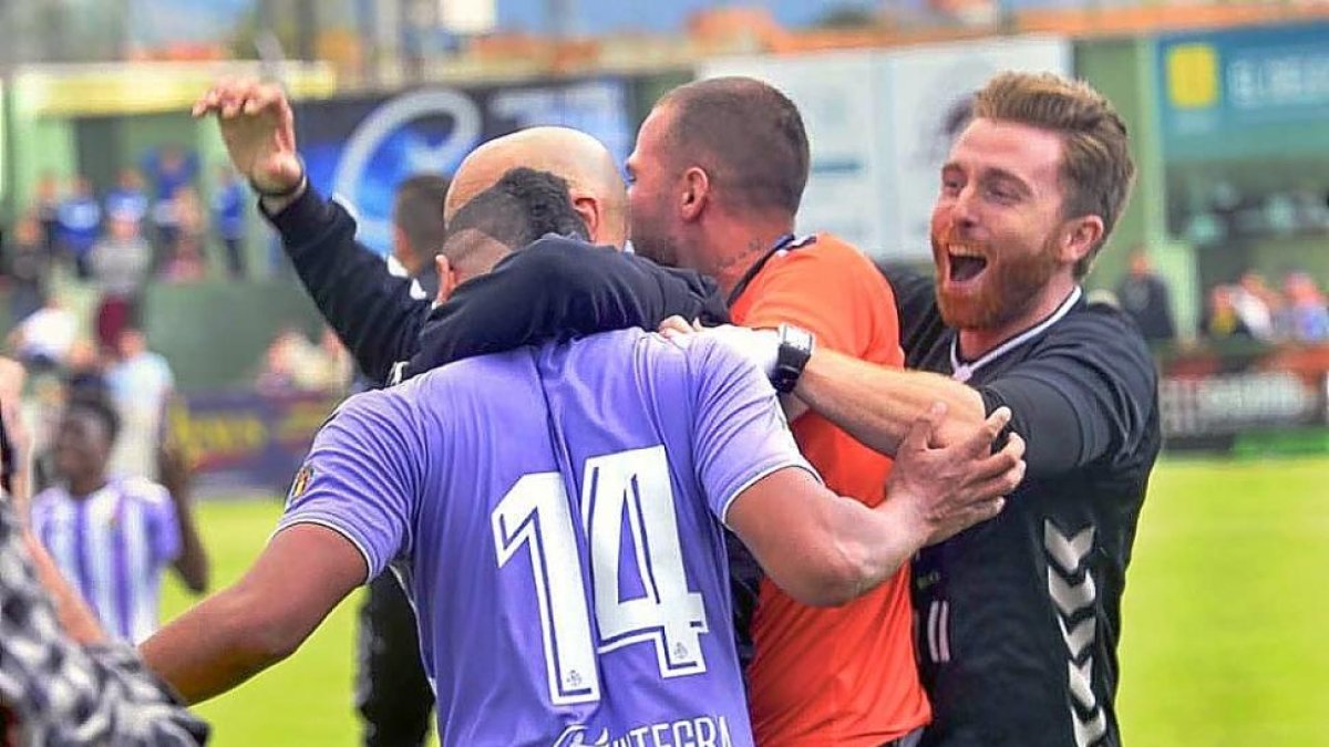 El entrenador del Valladolid B, Miguel Rivera, tapado en la imagen, celebra la salvación con los jugadores.-KAMARERO