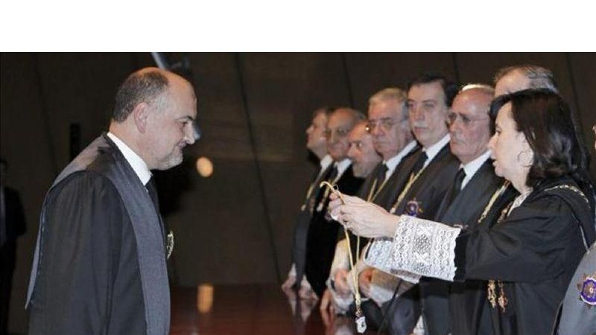 El presidente del Tribunal Constitucional, Francisco Pérez de los Cobos, durante su toma de posesión como magistrado del alto tribunal en enero del 2011.-EFE / ÁNGEL DÍAZ