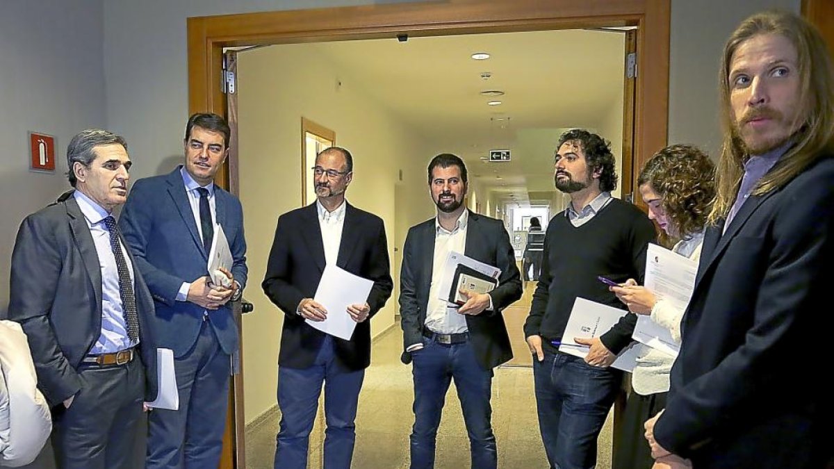 Sanz Vitorio, Fuentes, Tudanca, Sarrión y Pablo Fernández, antes de la reunión de la junta de portavoces.-ICAL