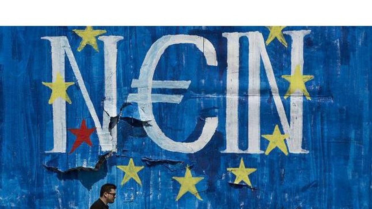 Grafiti en una calle de Atenas contra el plan propuesto por los acreedores de Grecia.-Foto: AP / PETROS GIANNAKOURIS