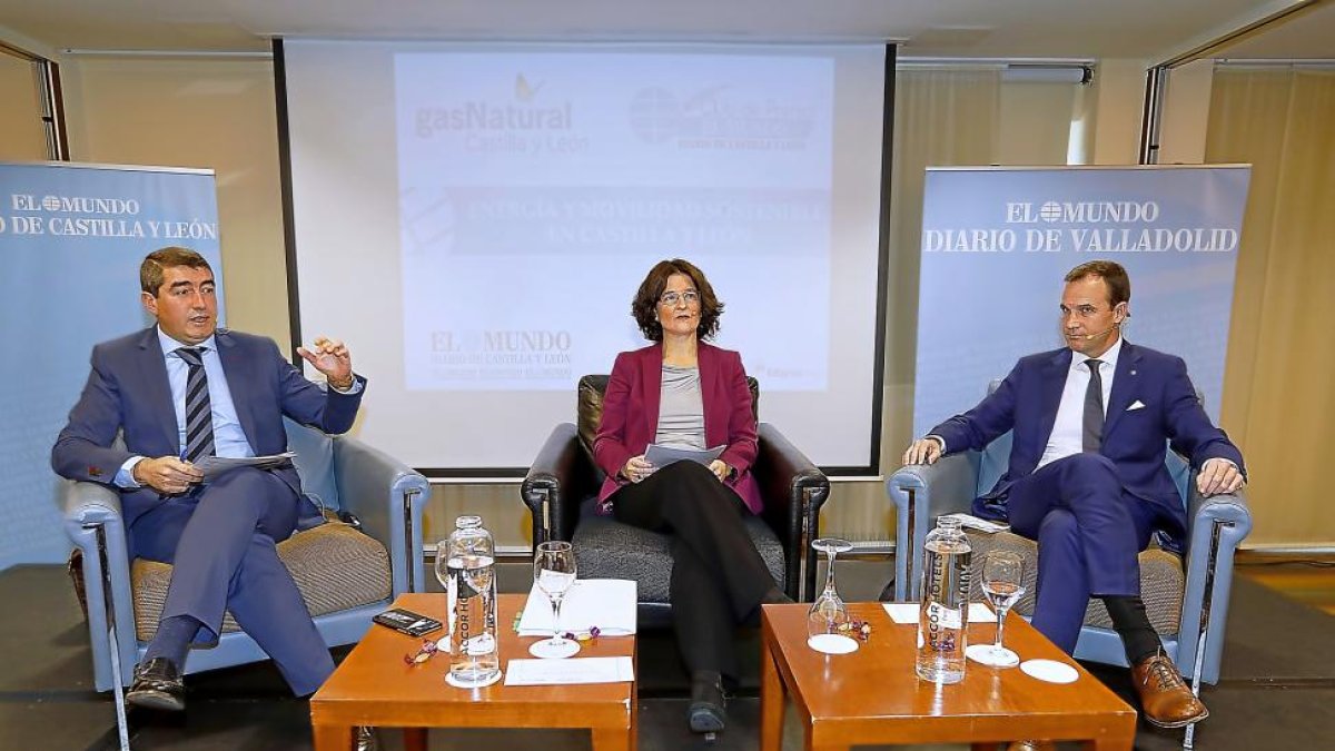 El director de El Mundo de Castilla y León, Pablo Lago; la directora de Negocio Distribución Gas España, Nuria Rodríguez; y el responsable de Relaciones Institucionales de Seat, Ramón Calderón.-J. M. LOSTAU