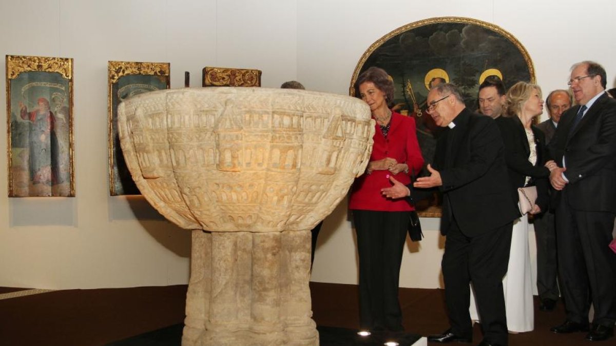 La reina Sofía observa una de las obras de arte durante la inauguración de las Edades del Hombre en Aguilar de Campoo.-ICAL