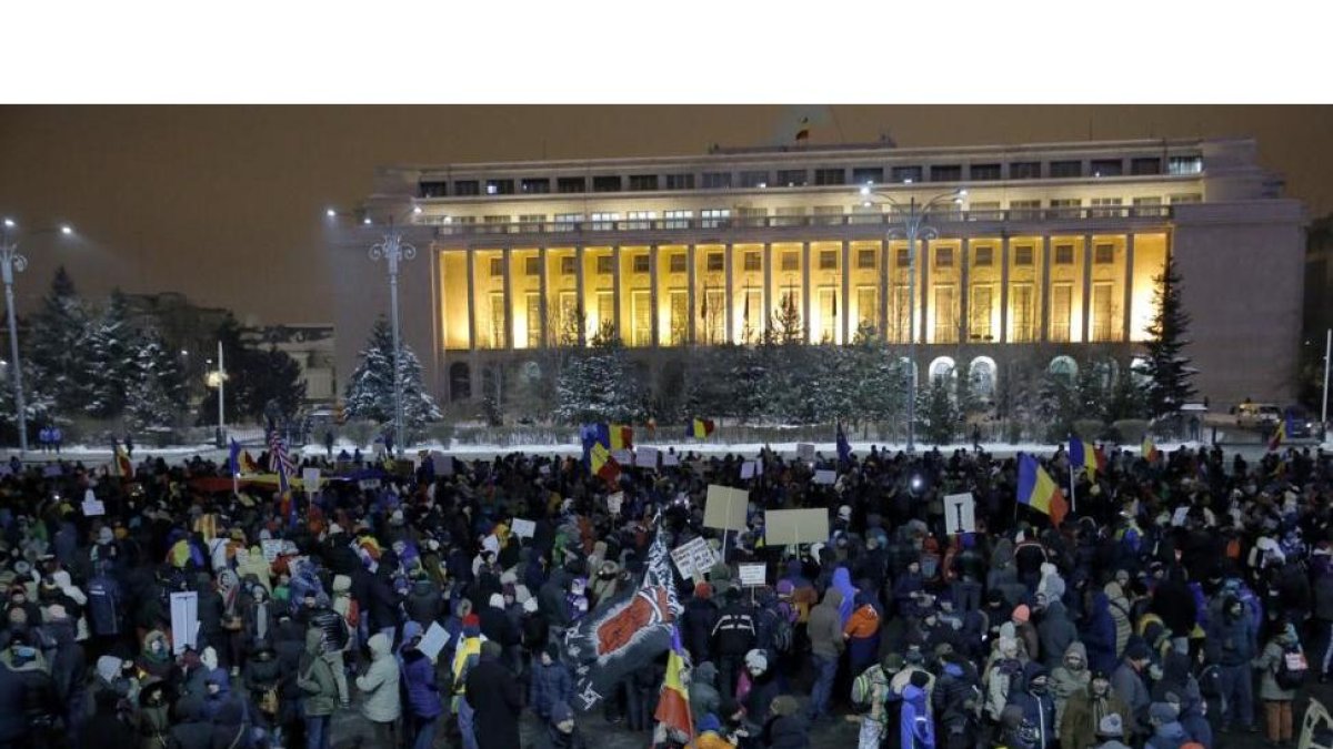 Manifestación contra el Gobierno en Bucarest.-ROBERT GHEMENT / EFE