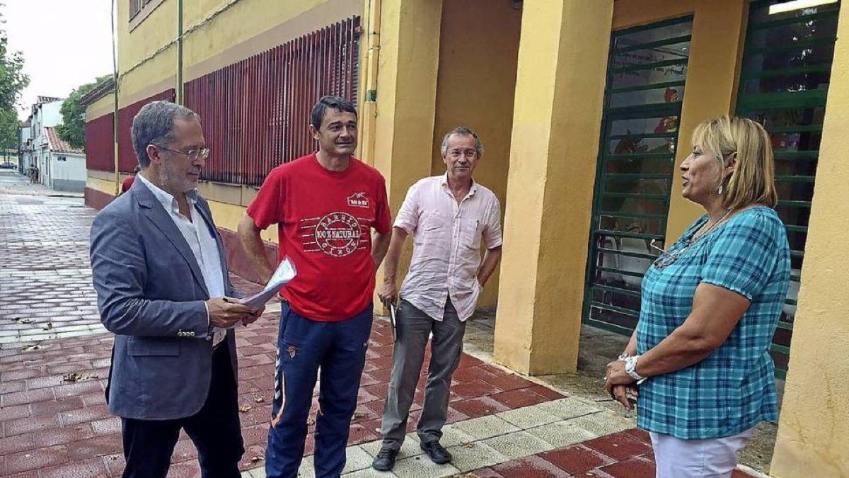 Saravia, izquierda, durante la visita al barrio de Girón.-El Mundo