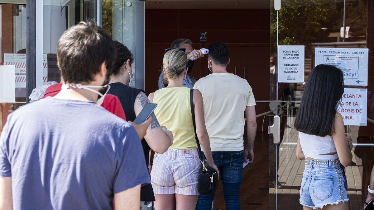 Vacunación de ‘veinteañeros’ en el auditorio Miguel Delibes la semana pasada. PHOTOGENIC