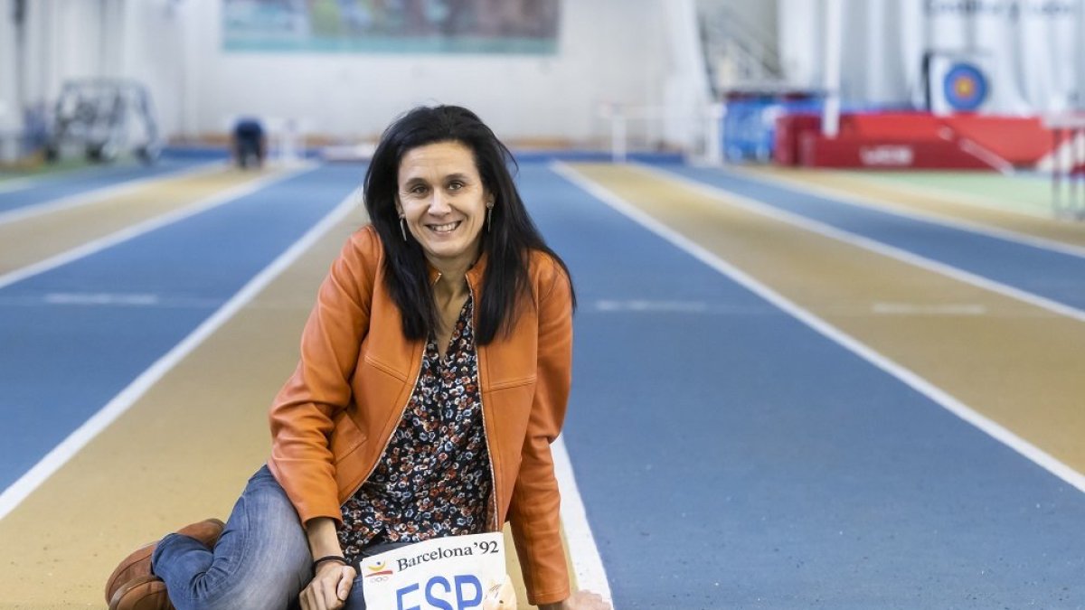 La atleta Julia Merino posa con el dorsal usado en Barcelona ‘92 y Cobi, la mascota de esos Juegos Olímpicos, en las instalaciones de Río Esgueva. PABLO REQUEJO